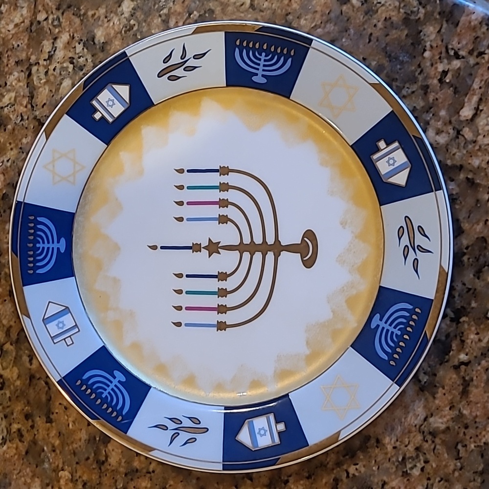 GOLD TRIMMED HANUKKAH PLATE w LIT MENORAH AND DREIDELS BY AVON 8”